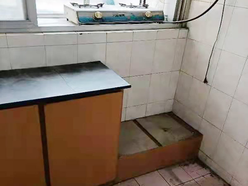 舊櫥柜更換安裝：櫥柜安裝一般先從地柜開始。把櫥柜外包裝拆開后。在櫥柜的邊緣貼上防火膜封邊。在下柜底部安裝上支腳，根據(jù)地面水平高度調(diào)整櫥柜。 櫥柜安裝需要找出基準點，L型廚房從直角處向兩邊延伸，U型廚房則先將中間的一字型柜體放整齊后，再從兩個直角處向兩邊站看，這樣可以避免出現(xiàn)縫隙。 櫥柜框架安裝牢固定位后，需要在櫥柜背面。一般安裝下水都會現(xiàn)場開孔，工人會用專業(yè)的打孔器按照管道大小進行打孔，打孔的直徑應(yīng)比管道大3-4毫米，并且打孔后要將開孔部分用密封條封邊，防止邊緣滲水木材變形。把打好孔的背板根據(jù)櫥柜位置，依次封裝進去。接下去就是安裝吊柜了。同下柜一樣，吊柜也需要根據(jù)需要現(xiàn)場打孔，比如脫排油煙機的排煙管的孔位。