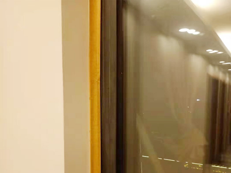 家電窗戶成品保護(hù)：地磚、地面石材保護(hù)方式：滿鋪成品瓦楞紙板，再用干凈彩條布滿鋪在普通石膏板上，在彩條布交接處及轉(zhuǎn)角處用膠帶固定，也可選用木芯板或三夾板。材料選用視上人、車情況而定。 開關(guān)插座的保護(hù)方式：用美紋紙滿包或采用透明塑料蓋保護(hù)。 門套的保護(hù)方式：用原門框保護(hù)膜，或者多層板或密度板，報(bào)紙，美紋紙保護(hù)。 玻璃鏡子的保護(hù)方式：塑料氣泡膜滿貼，用美紋紙進(jìn)行粘貼固定保護(hù)。