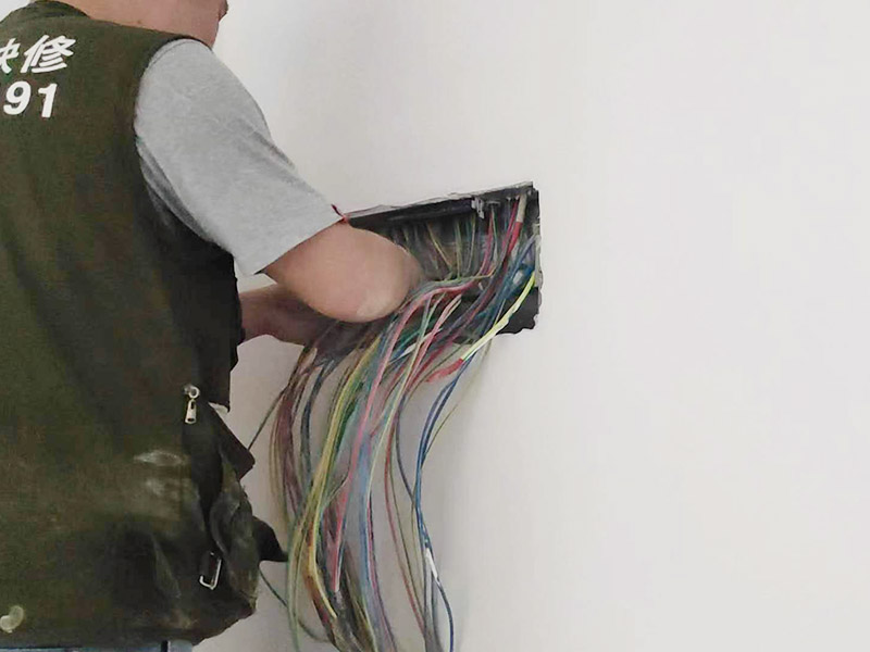 家庭電路排線維修：為避免發(fā)生裝修火災(zāi)，施工人員必須嚴(yán)格按照有關(guān)電力設(shè)計(jì)技術(shù)規(guī)范和有關(guān)規(guī)定進(jìn)行施工，裝修內(nèi)層須使用防火裝潢材料。裝修時(shí)不能亂拉、亂接。要考慮便于檢查線路，絕緣層破損要及時(shí)更換。裝修布線之前，首先應(yīng)將所有電路進(jìn)行綜合設(shè)計(jì)、進(jìn)行總體規(guī)劃。這樣不僅節(jié)省時(shí)間，也有利于以后的檢修維護(hù)。在這方面，弱電的要求則更細(xì)致些。