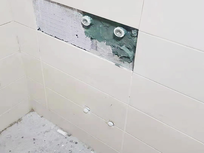 局部改造維修：衛(wèi)生間改造中水電的改造尤為重要且需要最早開始著手，由于會(huì)涉及到浴霸采暖、燈光的線路走向、水管的入墻等問題，所以在改造之前需制定一個(gè)詳細(xì)的水電走向設(shè)計(jì)，從而提高安全質(zhì)量以及滿足裝修業(yè)主們生活的需要。 其次就是需要對(duì)其做相應(yīng)的防水處理。因?yàn)樵谌粘５募彝ブ?，衛(wèi)生間的水是處處可見的，非常潮濕。衛(wèi)生間內(nèi)的防水涂料是由地面延伸到墻面的，涂刷過程中精良的保證厚度均勻。還需要處理好地面和墻面交界處的各類管件的涂刷。待防水處理完全確定后，等待地面干透就可以做后續(xù)的工程了。 接下來就是貼瓷磚了。衛(wèi)生間改造中貼瓷磚不僅僅會(huì)有裝飾作用還能加強(qiáng)墻面和地面的防水效果。 衛(wèi)生間改造中一般都需要做吊頂處理，當(dāng)然，美觀的同時(shí)作為淋浴的場(chǎng)所防水等方面也需要注意