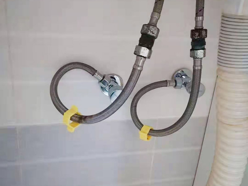 局部改造維修：衛(wèi)生間改造中水電的改造尤為重要且需要最早開始著手，由于會(huì)涉及到浴霸采暖、燈光的線路走向、水管的入墻等問題，所以在改造之前需制定一個(gè)詳細(xì)的水電走向設(shè)計(jì)，從而提高安全質(zhì)量以及滿足裝修業(yè)主們生活的需要。 其次就是需要對(duì)其做相應(yīng)的防水處理。因?yàn)樵谌粘５募彝ブ?，衛(wèi)生間的水是處處可見的，非常潮濕。衛(wèi)生間內(nèi)的防水涂料是由地面延伸到墻面的，涂刷過程中精良的保證厚度均勻。還需要處理好地面和墻面交界處的各類管件的涂刷。待防水處理完全確定后，等待地面干透就可以做后續(xù)的工程了。 接下來就是貼瓷磚了。衛(wèi)生間改造中貼瓷磚不僅僅會(huì)有裝飾作用還能加強(qiáng)墻面和地面的防水效果。 衛(wèi)生間改造中一般都需要做吊頂處理，當(dāng)然，美觀的同時(shí)作為淋浴的場(chǎng)所防水等方面也需要注意