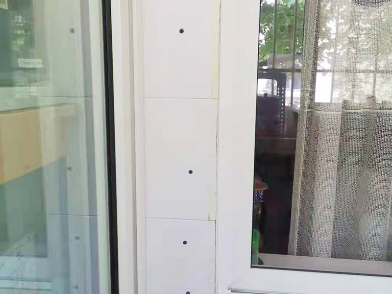 局部改造維修：衛(wèi)生間改造中水電的改造尤為重要且需要最早開始著手，由于會(huì)涉及到浴霸采暖、燈光的線路走向、水管的入墻等問題，所以在改造之前需制定一個(gè)詳細(xì)的水電走向設(shè)計(jì)，從而提高安全質(zhì)量以及滿足裝修業(yè)主們生活的需要。 其次就是需要對(duì)其做相應(yīng)的防水處理。因?yàn)樵谌粘５募彝ブ?，衛(wèi)生間的水是處處可見的，非常潮濕。衛(wèi)生間內(nèi)的防水涂料是由地面延伸到墻面的，涂刷過程中精良的保證厚度均勻。還需要處理好地面和墻面交界處的各類管件的涂刷。待防水處理完全確定后，等待地面干透就可以做后續(xù)的工程了。 接下來就是貼瓷磚了。衛(wèi)生間改造中貼瓷磚不僅僅會(huì)有裝飾作用還能加強(qiáng)墻面和地面的防水效果。 衛(wèi)生間改造中一般都需要做吊頂處理，當(dāng)然，美觀的同時(shí)作為淋浴的場(chǎng)所防水等方面也需要注意