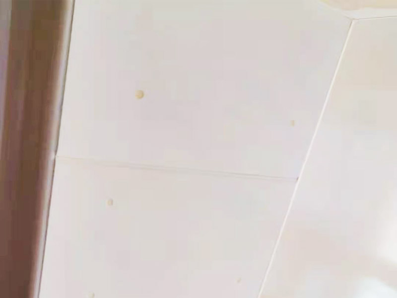 局部改造維修：衛(wèi)生間改造中水電的改造尤為重要且需要最早開始著手，由于會(huì)涉及到浴霸采暖、燈光的線路走向、水管的入墻等問題，所以在改造之前需制定一個(gè)詳細(xì)的水電走向設(shè)計(jì)，從而提高安全質(zhì)量以及滿足裝修業(yè)主們生活的需要。 其次就是需要對(duì)其做相應(yīng)的防水處理。因?yàn)樵谌粘５募彝ブ?，衛(wèi)生間的水是處處可見的，非常潮濕。衛(wèi)生間內(nèi)的防水涂料是由地面延伸到墻面的，涂刷過程中精良的保證厚度均勻。還需要處理好地面和墻面交界處的各類管件的涂刷。待防水處理完全確定后，等待地面干透就可以做后續(xù)的工程了。 接下來就是貼瓷磚了。衛(wèi)生間改造中貼瓷磚不僅僅會(huì)有裝飾作用還能加強(qiáng)墻面和地面的防水效果。 衛(wèi)生間改造中一般都需要做吊頂處理，當(dāng)然，美觀的同時(shí)作為淋浴的場(chǎng)所防水等方面也需要注意