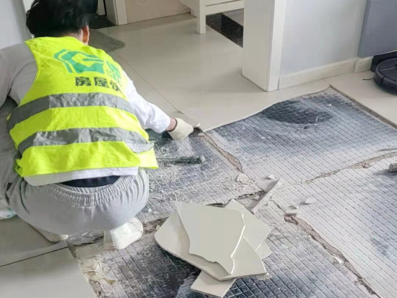 客廳地磚起翹修復(fù)：將油灰刀的邊緣滑入松散的瓷磚與其旁邊的瓷磚之間的接縫中。撬起瓷磚并將其移除。用金屬刮刀或小的撬桿的平坦邊緣刮掉基材和瓷磚背面的稀釋劑或瓷磚粘合劑。用相同的工具刮擦周圍空間的舊水泥漿。用清水沖洗除去翹起的瓷磚，然后用濕海綿擦拭，使其干凈。將砂漿抹在缺口邊緣上，然后將稀釋水泥砂漿抹在瓷磚的背面，將瓷磚鋪回原位。如果難以將瓷磚平整，則將瓷磚墊片插入接縫或修補(bǔ)物與包圍它的瓷磚之間的接縫或接縫中。刮掉多余的漿液，并讓該區(qū)域靜置約10分鐘。用水蘸軟海綿，然后輕輕擦拭修復(fù)區(qū)域。瓷磚上出現(xiàn)一層干粉后，請(qǐng)用干抹布擦拭。