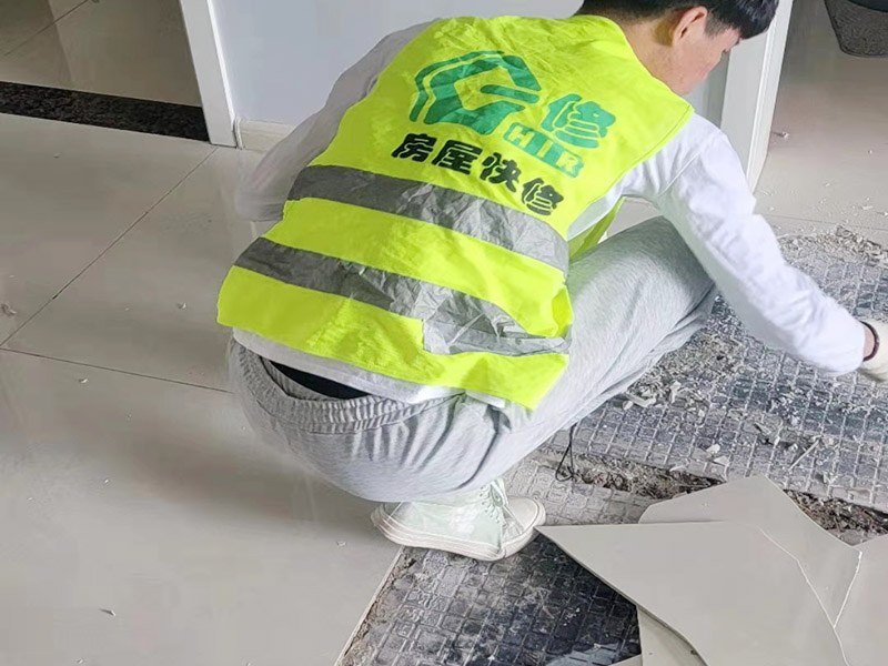 客廳地磚起翹修復(fù)：將油灰刀的邊緣滑入松散的瓷磚與其旁邊的瓷磚之間的接縫中。撬起瓷磚并將其移除。用金屬刮刀或小的撬桿的平坦邊緣刮掉基材和瓷磚背面的稀釋劑或瓷磚粘合劑。用相同的工具刮擦周圍空間的舊水泥漿。用清水沖洗除去翹起的瓷磚，然后用濕海綿擦拭，使其干凈。將砂漿抹在缺口邊緣上，然后將稀釋水泥砂漿抹在瓷磚的背面，將瓷磚鋪回原位。如果難以將瓷磚平整，則將瓷磚墊片插入接縫或修補(bǔ)物與包圍它的瓷磚之間的接縫或接縫中。刮掉多余的漿液，并讓該區(qū)域靜置約10分鐘。用水蘸軟海綿，然后輕輕擦拭修復(fù)區(qū)域。瓷磚上出現(xiàn)一層干粉后，請(qǐng)用干抹布擦拭。