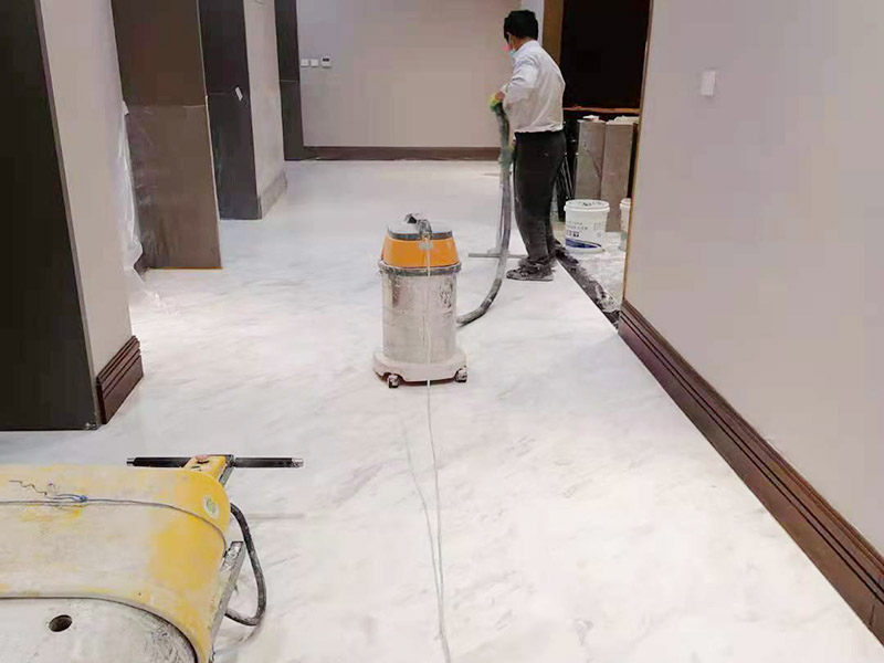 酒店走廊打磨翻新：瓷磚在經(jīng)過歲月洗禮之后，表面容易積水垢、油污，尤其縫里污漬特別多。所以在清洗瓷磚時(shí)，建議使用去污膏對(duì)表面進(jìn)行一個(gè)徹底清洗。處理瓷磚縫隙的話，可以用牙刷沾著去污膏然后刷去。最后再用清水清理一遍，擦干即可。如果效果不滿意的話，還可以使用拋光打磨機(jī)對(duì)瓷磚進(jìn)行打磨，雖然可以讓瓷磚恢復(fù)透亮，但對(duì)圖案紋理的完整性有一定的影響。