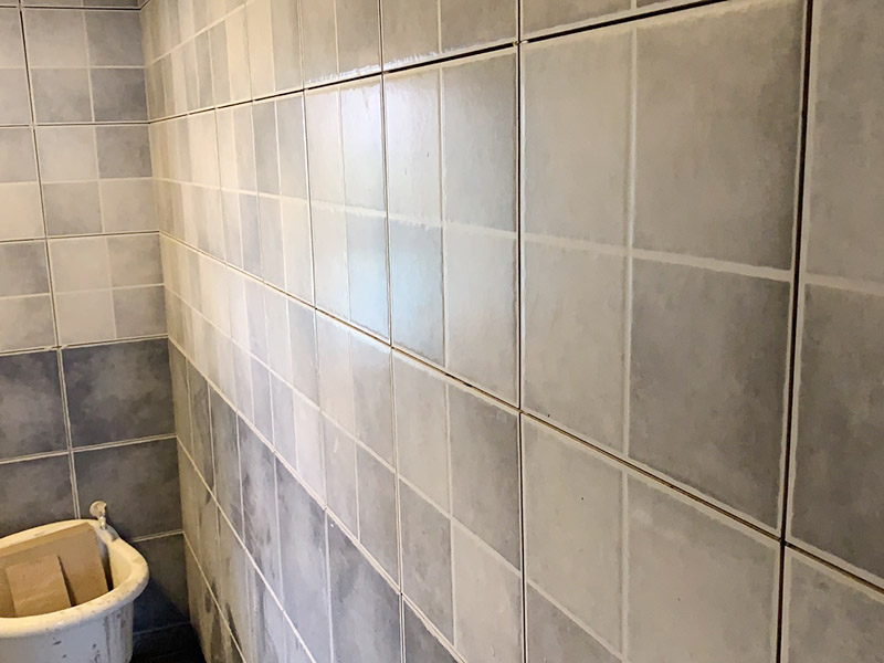 衛(wèi)生間墻磚鋪貼：首先應(yīng)除去基層表面的污垢，油漬，浮灰;除去基層上所有涂料層，膩子層;如果基層未能達到平整度要求，需對基層進行預(yù)先的找平處理。鋪貼瓷磚前需事先找好垂直線，以此為基準鋪貼的瓷磚高低均勻、垂直美觀;此外，施工前在墻體四周需彈出標高控制線，在地面彈出十字線，以控制地磚分隔尺寸。調(diào)制粘結(jié)劑：加水后將粘結(jié)劑漿料攪拌至潤滑均勻，無明顯塊狀或糊狀結(jié)塊，攪拌后的漿料靜置5-10分鐘后再稍加攪拌1-2分鐘即可使用。 將瓷磚平整地鋪貼在基層上，使用橡膠錘將瓷磚拍實鋪平。施工過程中，可小幅度轉(zhuǎn)動瓷磚，使?jié){料與瓷磚背面充分接觸。