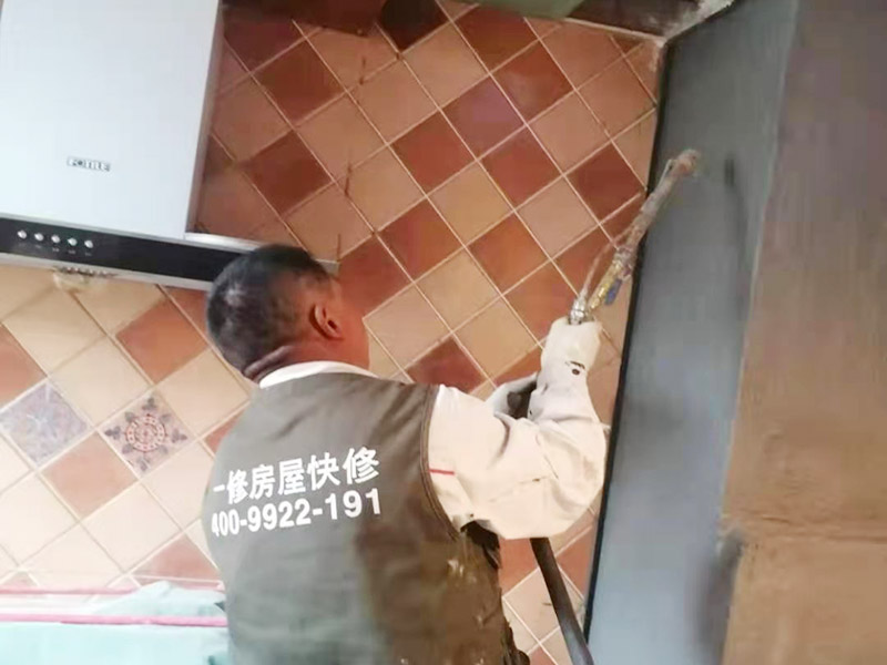 廚房墻面局部防水修復(fù):基面處理是防水施工的關(guān)鍵，施工前須清理基面，以確保其堅(jiān)固、平整、干凈，無(wú)灰塵、油膩、蠟、脫模劑等以及其它碎屑物質(zhì)，如有孔隙、裂縫等缺陷的，須預(yù)先用水泥砂漿修補(bǔ)抹平，陰陽(yáng)角處應(yīng)抹成圓弧形。保持基面濕潤(rùn)當(dāng)無(wú)水。涂刷時(shí)力度均勻，注意不要漏刷；前后兩遍涂刷時(shí)保持垂直相交的角度，以充分覆蓋到位；單次涂刷不宜過(guò)厚，特別是管口和轉(zhuǎn)角處，不能超過(guò)1mm，防止干固后產(chǎn)生裂縫。施工24時(shí)后建議用濕布覆蓋涂層或噴霧灑水對(duì)涂層進(jìn)行養(yǎng)護(hù)，在完全干固前須禁止踩踏、雨水、暴曬、尖銳損傷，特別是在后期安裝潔具時(shí)要特別注意不要破壞防水層。