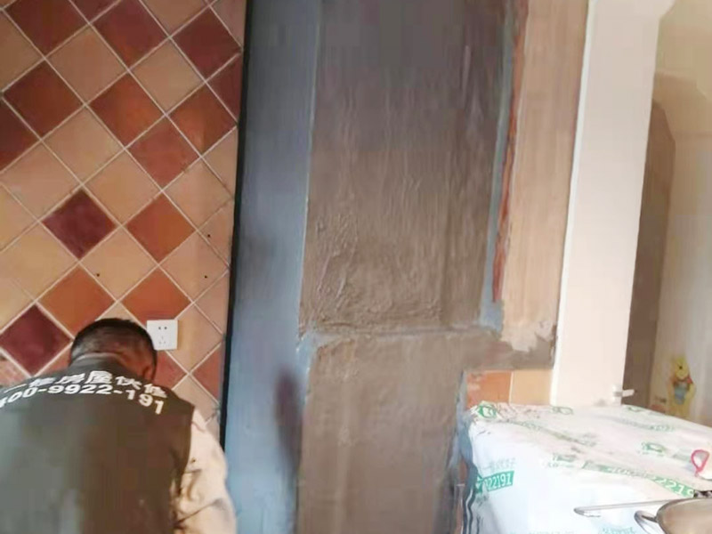 廚房墻面局部防水修復(fù):基面處理是防水施工的關(guān)鍵，施工前須清理基面，以確保其堅(jiān)固、平整、干凈，無(wú)灰塵、油膩、蠟、脫模劑等以及其它碎屑物質(zhì)，如有孔隙、裂縫等缺陷的，須預(yù)先用水泥砂漿修補(bǔ)抹平，陰陽(yáng)角處應(yīng)抹成圓弧形。保持基面濕潤(rùn)當(dāng)無(wú)水。涂刷時(shí)力度均勻，注意不要漏刷；前后兩遍涂刷時(shí)保持垂直相交的角度，以充分覆蓋到位；單次涂刷不宜過(guò)厚，特別是管口和轉(zhuǎn)角處，不能超過(guò)1mm，防止干固后產(chǎn)生裂縫。施工24時(shí)后建議用濕布覆蓋涂層或噴霧灑水對(duì)涂層進(jìn)行養(yǎng)護(hù)，在完全干固前須禁止踩踏、雨水、暴曬、尖銳損傷，特別是在后期安裝潔具時(shí)要特別注意不要破壞防水層。