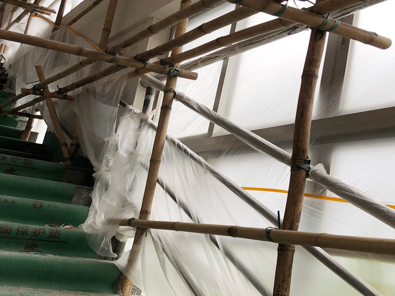 腳手架搭建安裝：腳手架外側(cè)防護(hù)必須使用合格的密目式安全網(wǎng)封閉，架體陰陽轉(zhuǎn)角處應(yīng)設(shè)置4根立桿，大橫桿應(yīng)連通封閉。主節(jié)點(diǎn)處必須設(shè)置縱橫向水平桿，立桿除頂層頂部外必須采用對接，大橫桿在架體轉(zhuǎn)角外可以搭接，剪刀撐必須搭接。剪刀撐、連墻件必須隨外腳手架同步搭設(shè)、同步拆除，嚴(yán)禁后搭或先拆。落地式腳手架搭設(shè)高度不宜超過35m，高度在35～50m時(shí)必須采取卸荷措施，高度大于50m時(shí)必須采取卸荷措施。