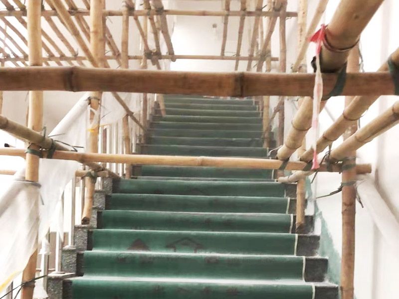 腳手架搭建安裝：腳手架外側(cè)防護(hù)必須使用合格的密目式安全網(wǎng)封閉，架體陰陽轉(zhuǎn)角處應(yīng)設(shè)置4根立桿，大橫桿應(yīng)連通封閉。主節(jié)點(diǎn)處必須設(shè)置縱橫向水平桿，立桿除頂層頂部外必須采用對接，大橫桿在架體轉(zhuǎn)角外可以搭接，剪刀撐必須搭接。剪刀撐、連墻件必須隨外腳手架同步搭設(shè)、同步拆除，嚴(yán)禁后搭或先拆。落地式腳手架搭設(shè)高度不宜超過35m，高度在35～50m時(shí)必須采取卸荷措施，高度大于50m時(shí)必須采取卸荷措施。