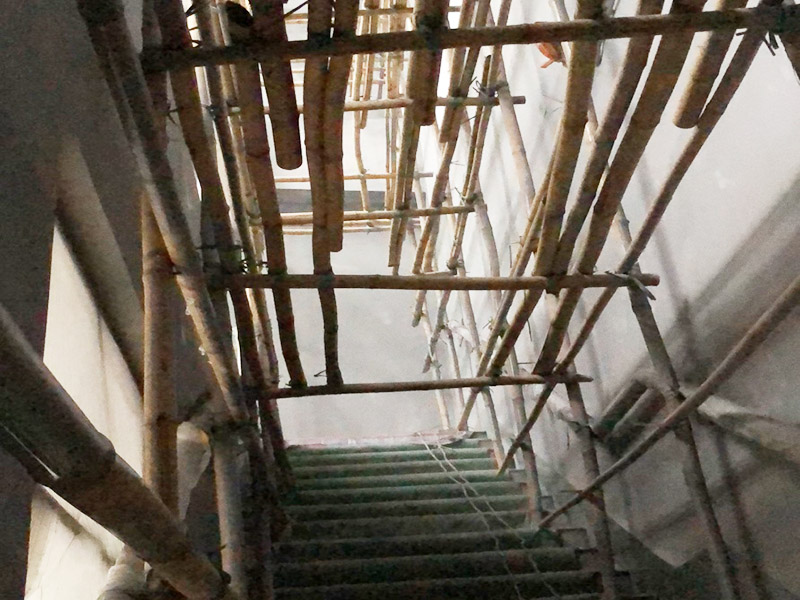 腳手架搭建安裝：腳手架外側(cè)防護(hù)必須使用合格的密目式安全網(wǎng)封閉，架體陰陽轉(zhuǎn)角處應(yīng)設(shè)置4根立桿，大橫桿應(yīng)連通封閉。主節(jié)點(diǎn)處必須設(shè)置縱橫向水平桿，立桿除頂層頂部外必須采用對接，大橫桿在架體轉(zhuǎn)角外可以搭接，剪刀撐必須搭接。剪刀撐、連墻件必須隨外腳手架同步搭設(shè)、同步拆除，嚴(yán)禁后搭或先拆。落地式腳手架搭設(shè)高度不宜超過35m，高度在35～50m時(shí)必須采取卸荷措施，高度大于50m時(shí)必須采取卸荷措施。