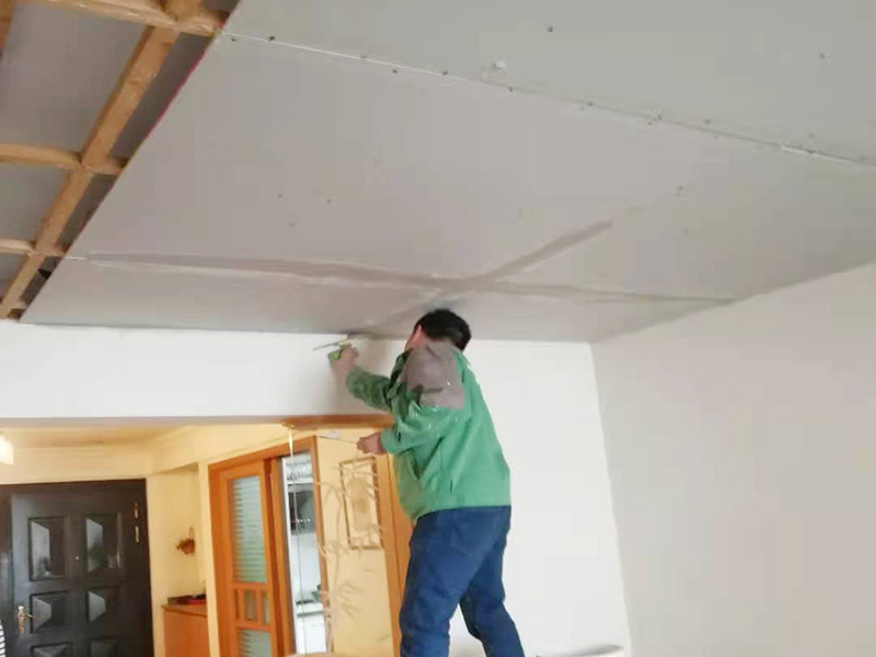 吊頂維修安裝：進(jìn)行吊頂高度的精確測(cè)量，都是裝修吊頂?shù)牧鞒讨信旁谑孜坏牟襟E。具體的操作方法就是先準(zhǔn)備好一個(gè)卷尺，然后標(biāo)清楚所在房屋的高水平線(xiàn)，以豎向測(cè)量的方式，來(lái)確認(rèn)標(biāo)高，繼而用彈線(xiàn)把龍骨從頂板的位置彈出來(lái)，完成這一步后，不要忘了用這種方法在墻壁的位置確定頂棚區(qū)域的標(biāo)高水平線(xiàn)。做好了樓層和墻壁等處需要標(biāo)高之后，裝修吊頂?shù)牧鞒痰南乱画h(huán)節(jié)就是主龍骨吊桿的安裝了。