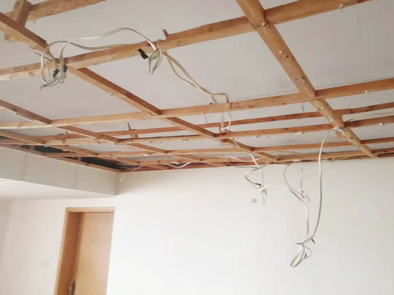 吊頂維修安裝：進(jìn)行吊頂高度的精確測(cè)量，都是裝修吊頂?shù)牧鞒讨信旁谑孜坏牟襟E。具體的操作方法就是先準(zhǔn)備好一個(gè)卷尺，然后標(biāo)清楚所在房屋的高水平線(xiàn)，以豎向測(cè)量的方式，來(lái)確認(rèn)標(biāo)高，繼而用彈線(xiàn)把龍骨從頂板的位置彈出來(lái)，完成這一步后，不要忘了用這種方法在墻壁的位置確定頂棚區(qū)域的標(biāo)高水平線(xiàn)。做好了樓層和墻壁等處需要標(biāo)高之后，裝修吊頂?shù)牧鞒痰南乱画h(huán)節(jié)就是主龍骨吊桿的安裝了。