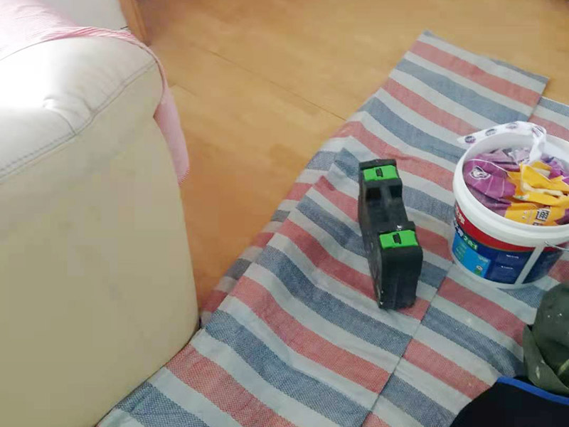 吊頂維修安裝：進(jìn)行吊頂高度的精確測(cè)量，都是裝修吊頂?shù)牧鞒讨信旁谑孜坏牟襟E。具體的操作方法就是先準(zhǔn)備好一個(gè)卷尺，然后標(biāo)清楚所在房屋的高水平線(xiàn)，以豎向測(cè)量的方式，來(lái)確認(rèn)標(biāo)高，繼而用彈線(xiàn)把龍骨從頂板的位置彈出來(lái)，完成這一步后，不要忘了用這種方法在墻壁的位置確定頂棚區(qū)域的標(biāo)高水平線(xiàn)。做好了樓層和墻壁等處需要標(biāo)高之后，裝修吊頂?shù)牧鞒痰南乱画h(huán)節(jié)就是主龍骨吊桿的安裝了。