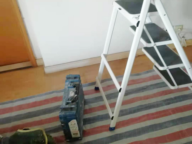 吊頂維修安裝：進(jìn)行吊頂高度的精確測(cè)量，都是裝修吊頂?shù)牧鞒讨信旁谑孜坏牟襟E。具體的操作方法就是先準(zhǔn)備好一個(gè)卷尺，然后標(biāo)清楚所在房屋的高水平線(xiàn)，以豎向測(cè)量的方式，來(lái)確認(rèn)標(biāo)高，繼而用彈線(xiàn)把龍骨從頂板的位置彈出來(lái)，完成這一步后，不要忘了用這種方法在墻壁的位置確定頂棚區(qū)域的標(biāo)高水平線(xiàn)。做好了樓層和墻壁等處需要標(biāo)高之后，裝修吊頂?shù)牧鞒痰南乱画h(huán)節(jié)就是主龍骨吊桿的安裝了。