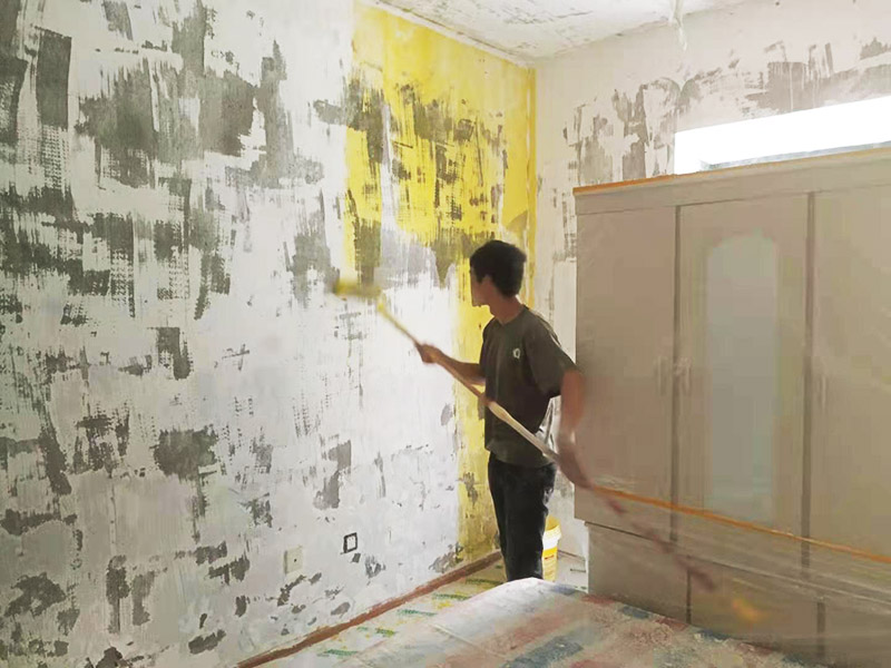 墻面基層刷墻固：什么是墻固？墻固是墻面固化膠，是用在水泥酥松的墻面上的起固定水泥砂漿防止水泥砂漿墻面掉渣的。墻固外觀大都為乳白色膠液狀，產(chǎn)品有多種顏色，主要以綠色、藍(lán)色為主，涂刷色彩分布均勻，遮蓋力強(qiáng)，干燥后不掉粉，不掉色，可隨意清掃。