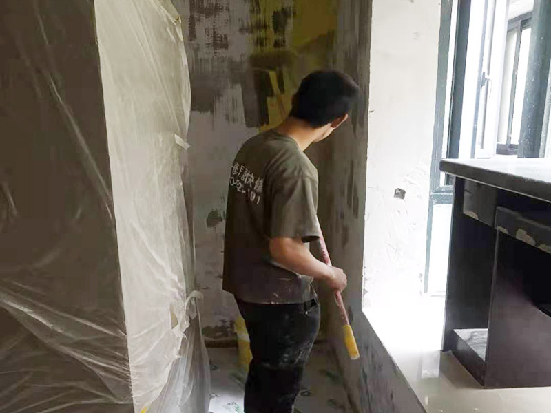 墻面基層刷墻固：什么是墻固？墻固是墻面固化膠，是用在水泥酥松的墻面上的起固定水泥砂漿防止水泥砂漿墻面掉渣的。墻固外觀大都為乳白色膠液狀，產(chǎn)品有多種顏色，主要以綠色、藍(lán)色為主，涂刷色彩分布均勻，遮蓋力強(qiáng)，干燥后不掉粉，不掉色，可隨意清掃。