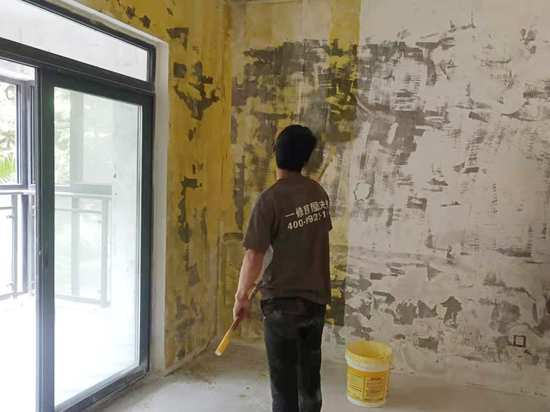 墻面基層刷墻固：什么是墻固？墻固是墻面固化膠，是用在水泥酥松的墻面上的起固定水泥砂漿防止水泥砂漿墻面掉渣的。墻固外觀大都為乳白色膠液狀，產(chǎn)品有多種顏色，主要以綠色、藍(lán)色為主，涂刷色彩分布均勻，遮蓋力強(qiáng)，干燥后不掉粉，不掉色，可隨意清掃。