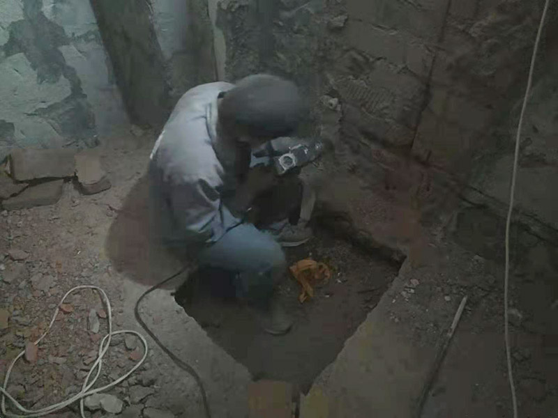 墻面水電開(kāi)槽維修：施工方法、先彈線，再開(kāi)槽。管路開(kāi)槽按要求必須是平行線與垂直線。須平行走線的管路一律控制在60-90厘米高(從地面算起)，有水龍頭的管路必須垂直。深度控制在4厘米。線槽開(kāi)好后施工負(fù)責(zé)人記好開(kāi)槽管路尺寸、位置。方便以后潔具安裝時(shí)知道管路的位置。