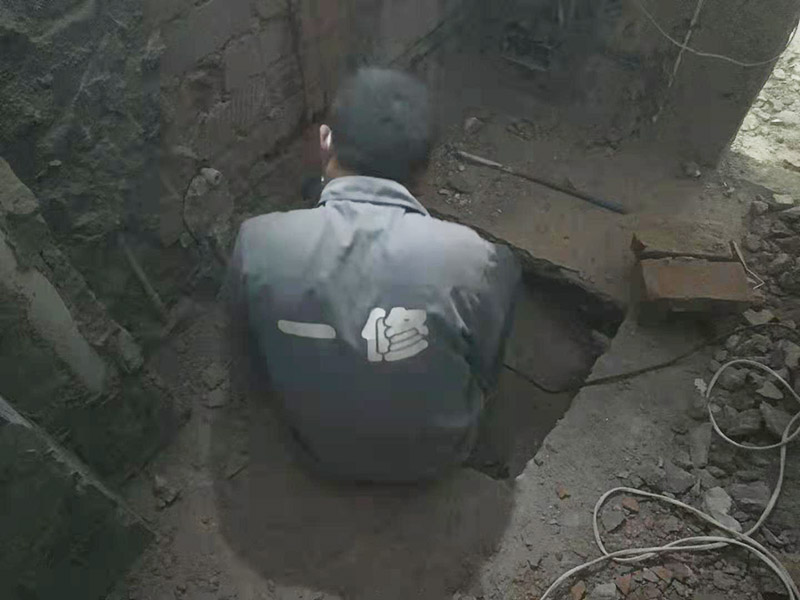 墻面水電開(kāi)槽維修：施工方法、先彈線，再開(kāi)槽。管路開(kāi)槽按要求必須是平行線與垂直線。須平行走線的管路一律控制在60-90厘米高(從地面算起)，有水龍頭的管路必須垂直。深度控制在4厘米。線槽開(kāi)好后施工負(fù)責(zé)人記好開(kāi)槽管路尺寸、位置。方便以后潔具安裝時(shí)知道管路的位置。