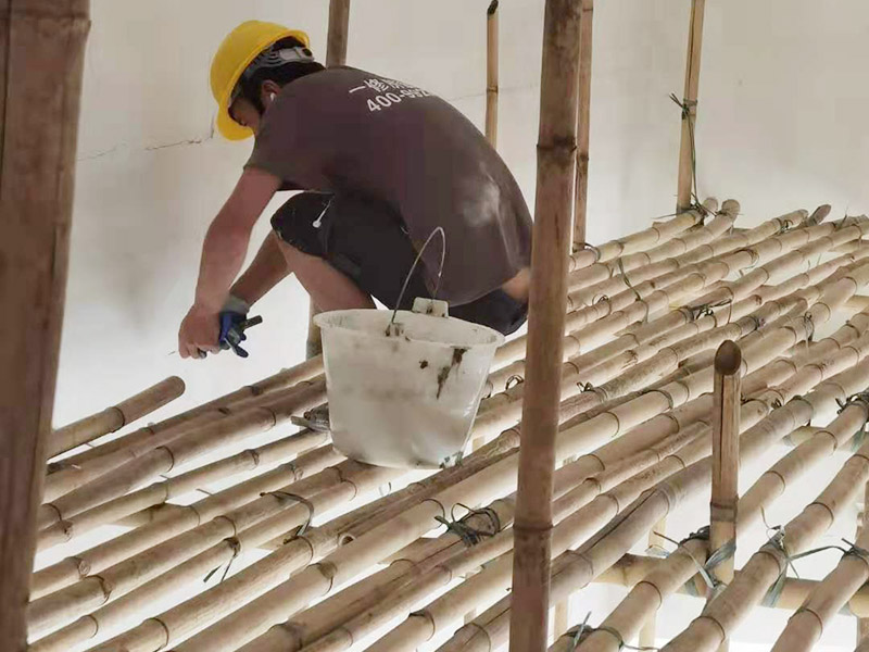 墻面修補噴漆：處理墻面時會有粉塵，而且難免會有膩子、涂料或其他膠水滴落，所以一定要提前做好對房間內(nèi)已有裝修成品的保護工作。確保墻面堅實、平整，用地板鏟或其他工具清理墻面，使水泥墻面盡量無浮土、浮沉。在墻面輥一遍混凝土界面劑，盡量均勻，待其干燥后（一般在2小時以上），特別提醒，如選用紅吉慶膩子粉，請不要刷界面劑，選擇墻錮效果會好些，就可以做陰陽角的找直了。 刮膩子 陰陽角找直，底層找平，后就要刮膩子了，現(xiàn)在毛坯房的平整度都不好，應(yīng)刮三遍膩子，每遍膩子應(yīng)徹底干透再進行刮下一遍（表干以后）。清理打磨后的膩子表面