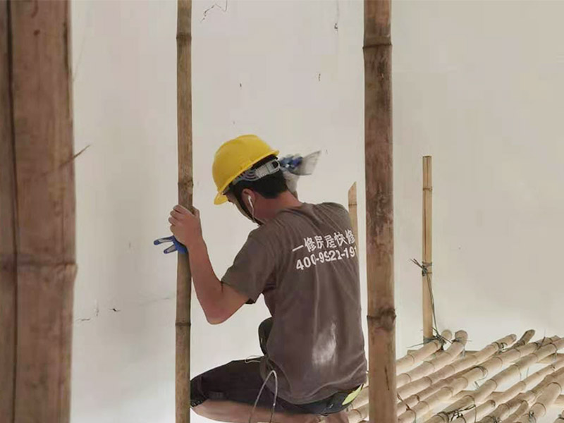 墻面修補噴漆：處理墻面時會有粉塵，而且難免會有膩子、涂料或其他膠水滴落，所以一定要提前做好對房間內(nèi)已有裝修成品的保護工作。確保墻面堅實、平整，用地板鏟或其他工具清理墻面，使水泥墻面盡量無浮土、浮沉。在墻面輥一遍混凝土界面劑，盡量均勻，待其干燥后（一般在2小時以上），特別提醒，如選用紅吉慶膩子粉，請不要刷界面劑，選擇墻錮效果會好些，就可以做陰陽角的找直了。 刮膩子 陰陽角找直，底層找平，后就要刮膩子了，現(xiàn)在毛坯房的平整度都不好，應(yīng)刮三遍膩子，每遍膩子應(yīng)徹底干透再進行刮下一遍（表干以后）。清理打磨后的膩子表面