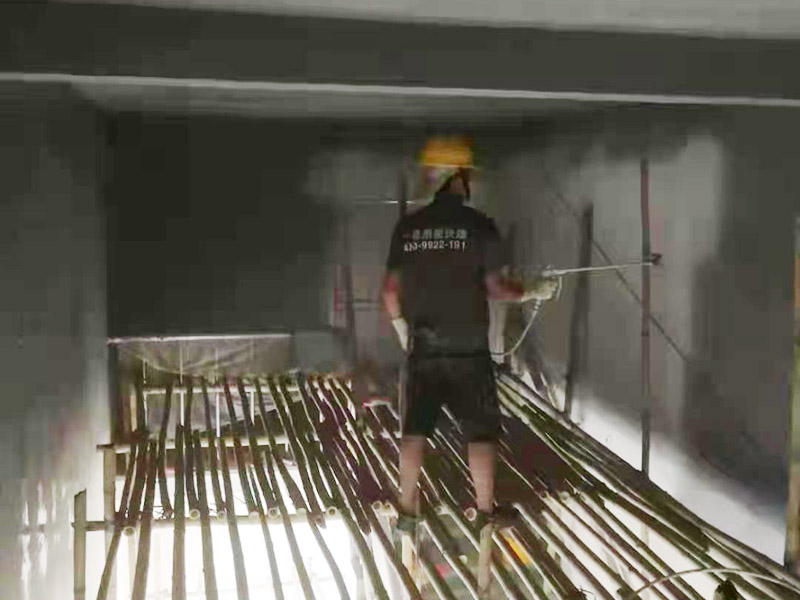 墻面修補噴漆：處理墻面時會有粉塵，而且難免會有膩子、涂料或其他膠水滴落，所以一定要提前做好對房間內(nèi)已有裝修成品的保護工作。確保墻面堅實、平整，用地板鏟或其他工具清理墻面，使水泥墻面盡量無浮土、浮沉。在墻面輥一遍混凝土界面劑，盡量均勻，待其干燥后（一般在2小時以上），特別提醒，如選用紅吉慶膩子粉，請不要刷界面劑，選擇墻錮效果會好些，就可以做陰陽角的找直了。 刮膩子 陰陽角找直，底層找平，后就要刮膩子了，現(xiàn)在毛坯房的平整度都不好，應(yīng)刮三遍膩子，每遍膩子應(yīng)徹底干透再進行刮下一遍（表干以后）。清理打磨后的膩子表面