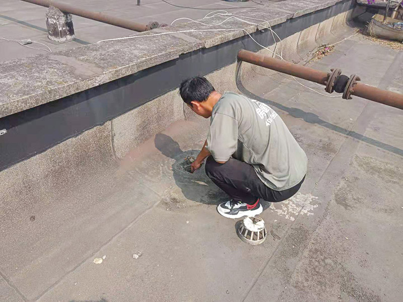 屋面排水口維修：涂膜防水層依附于基層，基層質(zhì)量好壞，直接影響防水涂膜的質(zhì)量。因而在涂膜施工前，應(yīng)對基層進行認真的檢查和必要的處理，使之達到涂膜施工的要求。涂料的涂布應(yīng)采取&ldquo;先高后低、先遠后近、先立面后平面&rdquo;的施工順序。同一屋面上先涂布排水比較集中的水落口、天溝、檐口等節(jié)點部位，再進行大面積的涂布。用滾刷或毛刷均勻地涂刷多遍，直到達到規(guī)定的涂膜厚度要求，不得漏底，待涂層干固后，才能進行下一道工序。當多遍涂布時，每遍涂刷方向應(yīng)與上一遍方向相垂直。