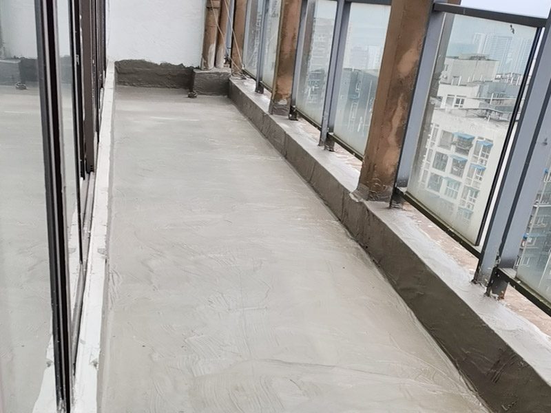 陽臺防水找平：首先為陽臺封裝防水，由于是防水工作的第一道防線，因此是千萬不可馬虎的，在做陽臺封裝時，在選材方面就需要選擇防水防潮的材料，在施工過程中應(yīng)注意做好密閉，若沒有做好封裝的話，陽臺的防水將會大打折扣。陽臺地面防水的做法與衛(wèi)生間做防水的做法差不多，都是從找平基層開始，再到涂上防水層、鋪上防水材料，最后對地面進行檢驗，鋪設(shè)地面等。這里需要注意的是，陽臺的防水層完成之后一定要與室內(nèi)地面具有一定的高度差，最好低于室內(nèi)地面2-3cm的高度。