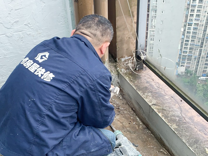 陽臺管道漏水維修：1、水管爆裂后漏水多少，一般與管內(nèi)的水壓高低有直接關(guān)系。無論水是滴漏還是噴涌而出，此時最應(yīng)做的就是立刻關(guān)閉該供水管道的閥門，并報修當(dāng)?shù)氐奈飿I(yè)部門。 2、用修補水管的專用膠布捆住水管的損毀部分。 3、另外也可以用玻璃纖維膠布或環(huán)氣樹脂黏劑修補水管的裂縫。 4、如果水管爆裂情況嚴(yán)重，可以用毛巾包裹住水管的破裂部分，這樣既可以阻止水流四處噴射，也可以將水流引入放置好的水桶中，以免造成巨大浪費。同時關(guān)閉住戶內(nèi)總水管的閥門，完全截留屋內(nèi)的自來水供應(yīng)。 5、如果水管爆裂的原因是管道過于陳舊，應(yīng)及時找水管工人進(jìn)行檢查和修理。 你要先保證陽臺窗邊和周邊墻面需打膠的地方?jīng)]有一些雜物,這樣才能用結(jié)構(gòu)膠封堵縫隙,用膠嘴的斜面打出膠的弧狀面,以達(dá)到不存水和密封的效果。建議用剛性防水材料來處理,這樣既能防水,還能再上面走動;也可以考慮用玻璃膠回填縫隙,然后在上面用水泥鋪上,壓實后,刷上原來的漆,這樣是比較簡單的,防滲水用到的材料一定防水性比較強的。