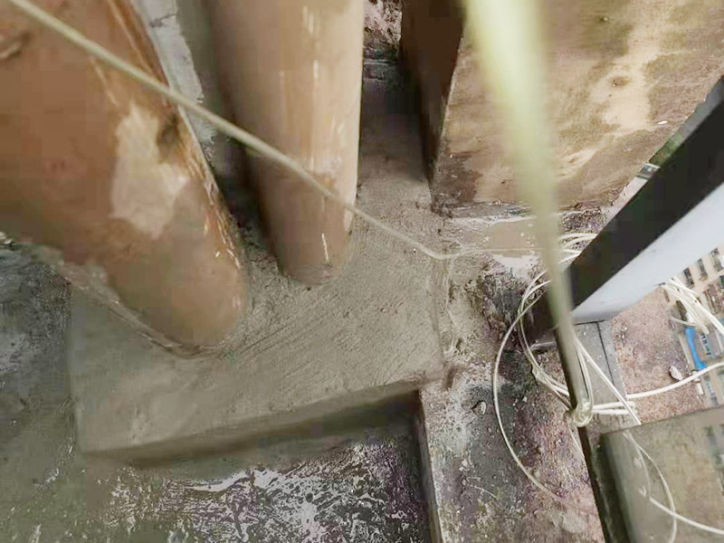 陽臺管道漏水維修：1、水管爆裂后漏水多少，一般與管內(nèi)的水壓高低有直接關(guān)系。無論水是滴漏還是噴涌而出，此時最應(yīng)做的就是立刻關(guān)閉該供水管道的閥門，并報修當(dāng)?shù)氐奈飿I(yè)部門。 2、用修補水管的專用膠布捆住水管的損毀部分。 3、另外也可以用玻璃纖維膠布或環(huán)氣樹脂黏劑修補水管的裂縫。 4、如果水管爆裂情況嚴(yán)重，可以用毛巾包裹住水管的破裂部分，這樣既可以阻止水流四處噴射，也可以將水流引入放置好的水桶中，以免造成巨大浪費。同時關(guān)閉住戶內(nèi)總水管的閥門，完全截留屋內(nèi)的自來水供應(yīng)。 5、如果水管爆裂的原因是管道過于陳舊，應(yīng)及時找水管工人進(jìn)行檢查和修理。 你要先保證陽臺窗邊和周邊墻面需打膠的地方?jīng)]有一些雜物,這樣才能用結(jié)構(gòu)膠封堵縫隙,用膠嘴的斜面打出膠的弧狀面,以達(dá)到不存水和密封的效果。建議用剛性防水材料來處理,這樣既能防水,還能再上面走動;也可以考慮用玻璃膠回填縫隙,然后在上面用水泥鋪上,壓實后,刷上原來的漆,這樣是比較簡單的,防滲水用到的材料一定防水性比較強的。