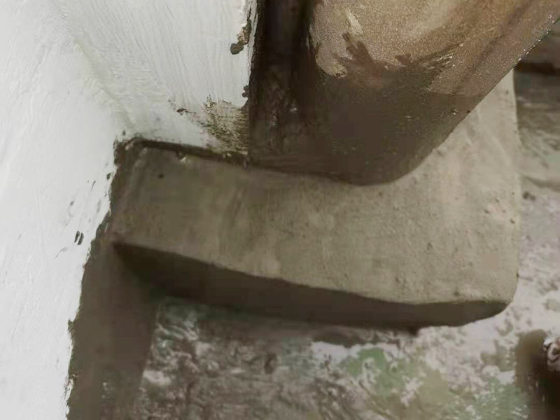 陽臺管道漏水維修：1、水管爆裂后漏水多少，一般與管內(nèi)的水壓高低有直接關(guān)系。無論水是滴漏還是噴涌而出，此時最應(yīng)做的就是立刻關(guān)閉該供水管道的閥門，并報修當(dāng)?shù)氐奈飿I(yè)部門。 2、用修補水管的專用膠布捆住水管的損毀部分。 3、另外也可以用玻璃纖維膠布或環(huán)氣樹脂黏劑修補水管的裂縫。 4、如果水管爆裂情況嚴(yán)重，可以用毛巾包裹住水管的破裂部分，這樣既可以阻止水流四處噴射，也可以將水流引入放置好的水桶中，以免造成巨大浪費。同時關(guān)閉住戶內(nèi)總水管的閥門，完全截留屋內(nèi)的自來水供應(yīng)。 5、如果水管爆裂的原因是管道過于陳舊，應(yīng)及時找水管工人進(jìn)行檢查和修理。 你要先保證陽臺窗邊和周邊墻面需打膠的地方?jīng)]有一些雜物,這樣才能用結(jié)構(gòu)膠封堵縫隙,用膠嘴的斜面打出膠的弧狀面,以達(dá)到不存水和密封的效果。建議用剛性防水材料來處理,這樣既能防水,還能再上面走動;也可以考慮用玻璃膠回填縫隙,然后在上面用水泥鋪上,壓實后,刷上原來的漆,這樣是比較簡單的,防滲水用到的材料一定防水性比較強的。