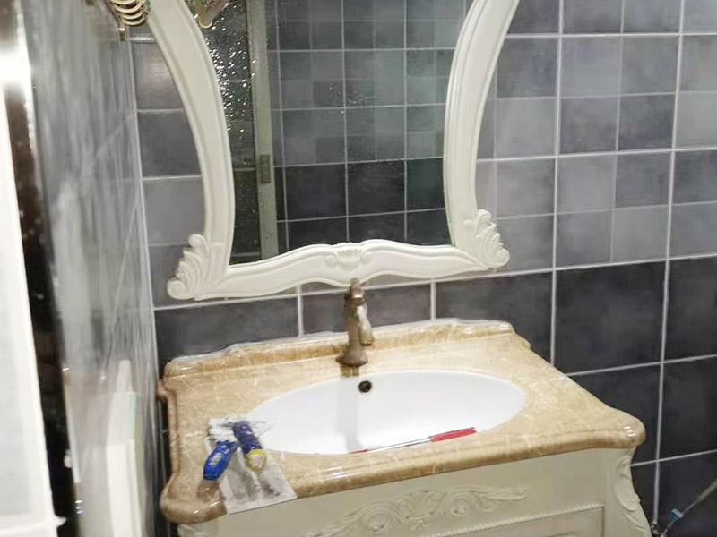 衛(wèi)生間裝修改造：因?yàn)槭嵌窝b修，所以在裝修前，首先需要的就是敲掉之前裝修的地瓷磚，才可以使用自己選購(gòu)好的地瓷磚進(jìn)行鋪貼，在這里需要提醒的是，在敲碎原有的瓷磚時(shí)，一定要多加注意，不要敲到下水道水管了，衛(wèi)生間的下水道通常都是有多個(gè)的，一不小心就很容易被敲打到。還要特點(diǎn)注意的是，一定要避免碎掉的瓷磚進(jìn)入下水道內(nèi)，不然就會(huì)擁堵，這是很難解決的一件大難題哦。