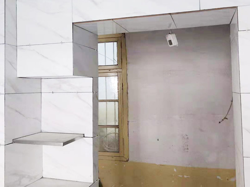 廚衛(wèi)瓷磚鋪貼案例：衛(wèi)生間、廚房的瓷磚鋪貼與客廳一樣，檢查是否平整，敲擊有無空鼓，縫隙不大且平均整齊，特別是四塊磚的角在一起的地方是否平整。 陽角處一定要碰角（各45度合在一起呈90度）鋪裝。 要注意的是廚衛(wèi)地磚要有往地漏傾斜的坡度，檢查水能不能往哪里流動。而且地磚要低于相連的其他地面。