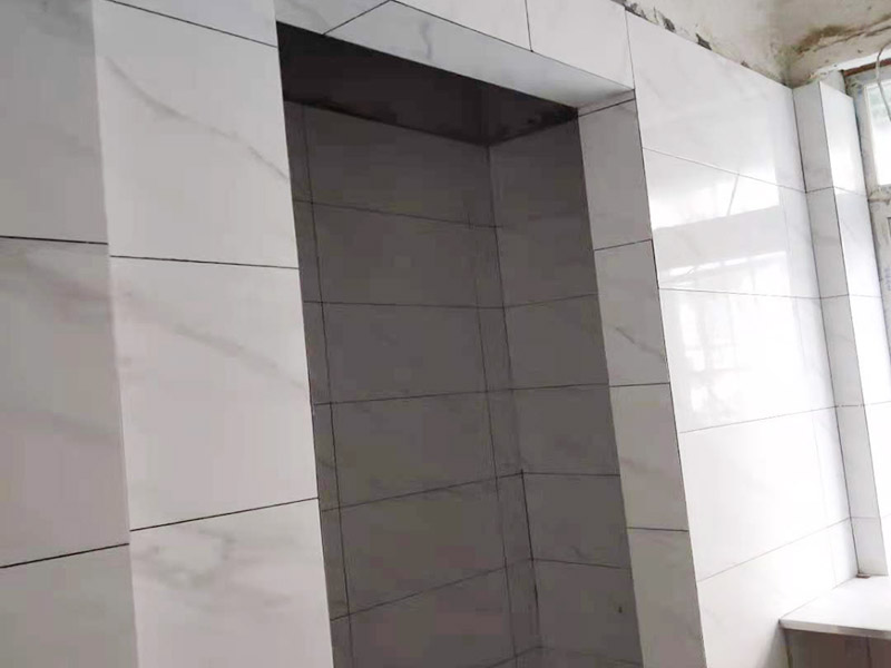 廚衛(wèi)瓷磚鋪貼案例：衛(wèi)生間、廚房的瓷磚鋪貼與客廳一樣，檢查是否平整，敲擊有無空鼓，縫隙不大且平均整齊，特別是四塊磚的角在一起的地方是否平整。 陽角處一定要碰角（各45度合在一起呈90度）鋪裝。 要注意的是廚衛(wèi)地磚要有往地漏傾斜的坡度，檢查水能不能往哪里流動。而且地磚要低于相連的其他地面。