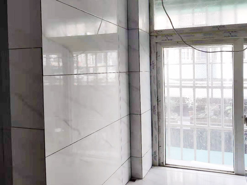 廚衛(wèi)瓷磚鋪貼案例：衛(wèi)生間、廚房的瓷磚鋪貼與客廳一樣，檢查是否平整，敲擊有無空鼓，縫隙不大且平均整齊，特別是四塊磚的角在一起的地方是否平整。 陽角處一定要碰角（各45度合在一起呈90度）鋪裝。 要注意的是廚衛(wèi)地磚要有往地漏傾斜的坡度，檢查水能不能往哪里流動。而且地磚要低于相連的其他地面。