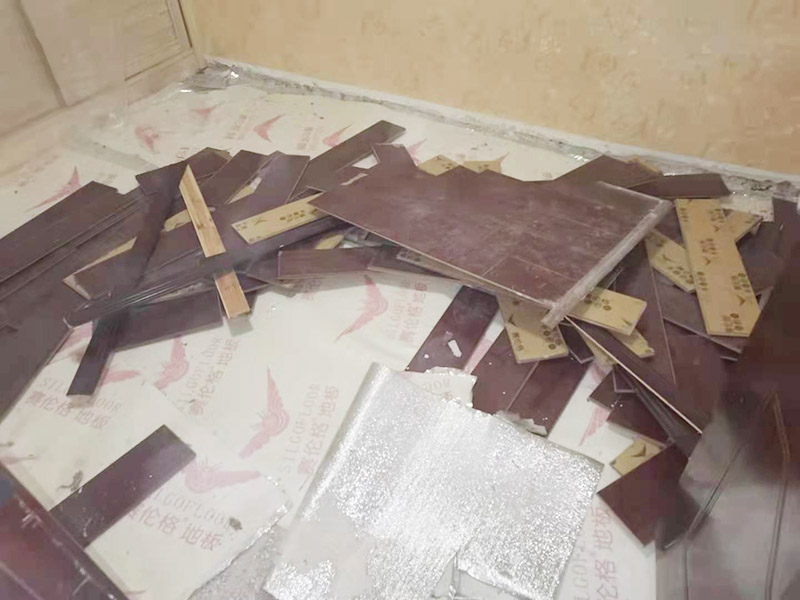 地板拆除施工：再把房間的物品都搬到另一房間去放著，把整個房間騰出來，這樣也更好的尋找木地板的縫隙源頭，沒有東西擋著，空曠也利用木地板的拆除。拆除的工作要先從踢腳線開始，就算是發(fā)現(xiàn)木地板中間有縫隙，或者有損壞的地方，感覺可以下手拆除，實(shí)際操作時，還是從踢腳線要好拆些。踢腳線一般分為兩種，若是很幸運(yùn)碰上了卡子固定的踢腳線，那就容易多了。直接用工具把卡子撬松，卡子脫落后，就可以沿著踢腳線開始拆了。若是碰上的是打了膠的踢腳線，那么就有點(diǎn)難度。先用刀片把膠水刮掉，但是這樣容易傷到地板。