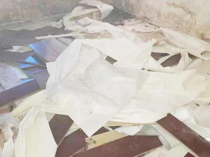 地板拆除施工：再把房間的物品都搬到另一房間去放著，把整個房間騰出來，這樣也更好的尋找木地板的縫隙源頭，沒有東西擋著，空曠也利用木地板的拆除。拆除的工作要先從踢腳線開始，就算是發(fā)現(xiàn)木地板中間有縫隙，或者有損壞的地方，感覺可以下手拆除，實(shí)際操作時，還是從踢腳線要好拆些。踢腳線一般分為兩種，若是很幸運(yùn)碰上了卡子固定的踢腳線，那就容易多了。直接用工具把卡子撬松，卡子脫落后，就可以沿著踢腳線開始拆了。若是碰上的是打了膠的踢腳線，那么就有點(diǎn)難度。先用刀片把膠水刮掉，但是這樣容易傷到地板。