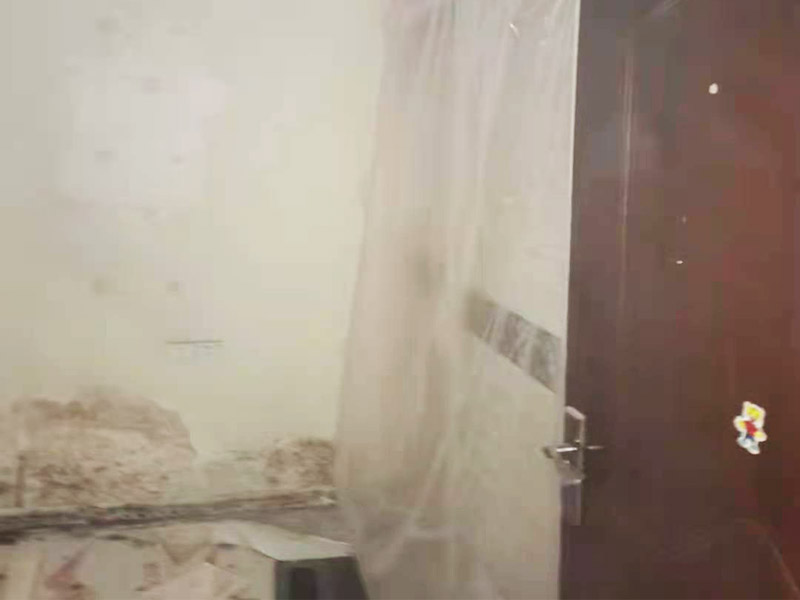 地板拆除施工：再把房間的物品都搬到另一房間去放著，把整個房間騰出來，這樣也更好的尋找木地板的縫隙源頭，沒有東西擋著，空曠也利用木地板的拆除。拆除的工作要先從踢腳線開始，就算是發(fā)現(xiàn)木地板中間有縫隙，或者有損壞的地方，感覺可以下手拆除，實(shí)際操作時，還是從踢腳線要好拆些。踢腳線一般分為兩種，若是很幸運(yùn)碰上了卡子固定的踢腳線，那就容易多了。直接用工具把卡子撬松，卡子脫落后，就可以沿著踢腳線開始拆了。若是碰上的是打了膠的踢腳線，那么就有點(diǎn)難度。先用刀片把膠水刮掉，但是這樣容易傷到地板。