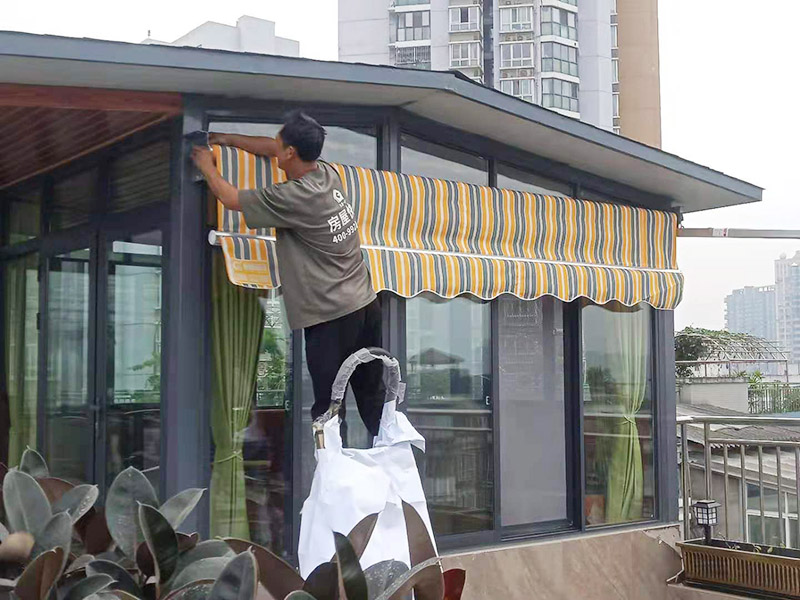 露臺(tái)雨棚安裝：在門(mén)楣上定位劃水平線(xiàn)，把塑料支架的固定孔距畫(huà)下來(lái)沖擊鉆打孔，要比膨脹螺絲深一些。   最好兩個(gè)人配合安裝，一個(gè)人托舉著，一個(gè)人安放膨脹螺絲，有4個(gè)，扳手?jǐn)Q緊。   接下來(lái)的就比較好安裝了.將組合好的雨棚耐力板插入剛才安裝好的雨棚中【支架的卡槽中】，螺絲固定。   全部安裝到位后，要到遠(yuǎn)處看看，雨棚外沿是不是處在一條直線(xiàn)上，如有高有低，放寬膨脹螺絲，調(diào)整一下支架，如果是墻面不平引起的，可用木片或塑料片墊一下。記得膨脹螺絲還要擰緊，不然雨棚會(huì)飛跑的。