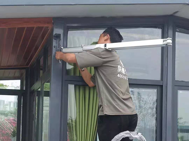 露臺(tái)雨棚安裝：在門(mén)楣上定位劃水平線(xiàn)，把塑料支架的固定孔距畫(huà)下來(lái)沖擊鉆打孔，要比膨脹螺絲深一些。   最好兩個(gè)人配合安裝，一個(gè)人托舉著，一個(gè)人安放膨脹螺絲，有4個(gè)，扳手?jǐn)Q緊。   接下來(lái)的就比較好安裝了.將組合好的雨棚耐力板插入剛才安裝好的雨棚中【支架的卡槽中】，螺絲固定。   全部安裝到位后，要到遠(yuǎn)處看看，雨棚外沿是不是處在一條直線(xiàn)上，如有高有低，放寬膨脹螺絲，調(diào)整一下支架，如果是墻面不平引起的，可用木片或塑料片墊一下。記得膨脹螺絲還要擰緊，不然雨棚會(huì)飛跑的。