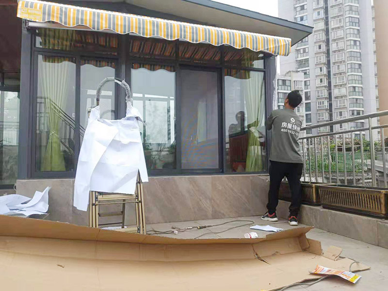 露臺(tái)雨棚安裝：在門(mén)楣上定位劃水平線(xiàn)，把塑料支架的固定孔距畫(huà)下來(lái)沖擊鉆打孔，要比膨脹螺絲深一些。   最好兩個(gè)人配合安裝，一個(gè)人托舉著，一個(gè)人安放膨脹螺絲，有4個(gè)，扳手?jǐn)Q緊。   接下來(lái)的就比較好安裝了.將組合好的雨棚耐力板插入剛才安裝好的雨棚中【支架的卡槽中】，螺絲固定。   全部安裝到位后，要到遠(yuǎn)處看看，雨棚外沿是不是處在一條直線(xiàn)上，如有高有低，放寬膨脹螺絲，調(diào)整一下支架，如果是墻面不平引起的，可用木片或塑料片墊一下。記得膨脹螺絲還要擰緊，不然雨棚會(huì)飛跑的。