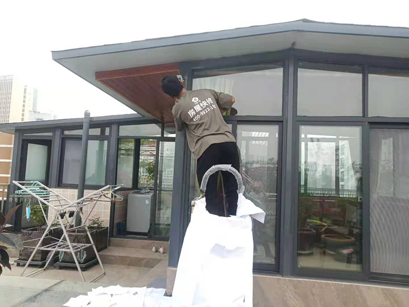 在門楣上定位劃水平線，把塑料支架的固定孔距畫下來(lái)沖擊鉆打孔，要比膨脹螺絲深一些。   最好兩個(gè)人配合安裝，一個(gè)人托舉著，一個(gè)人安放膨脹螺絲，有4個(gè)，扳手?jǐn)Q緊。   接下來(lái)的就比較好安裝了.將組合好的雨棚耐力板插入剛才安裝好的雨棚中【支架的卡槽中】，螺絲固定。   全部安裝到位后，要到遠(yuǎn)處看看，雨棚外沿是不是處在一條直線上，如有高有低，放寬膨脹螺絲，調(diào)整一下支架，如果是墻面不平引起的，可用木片或塑料片墊一下。記得膨脹螺絲還要擰緊，不然雨棚會(huì)飛跑的。