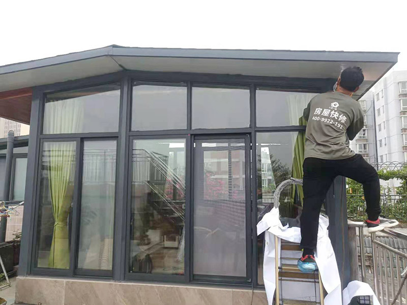 在門楣上定位劃水平線，把塑料支架的固定孔距畫下來(lái)沖擊鉆打孔，要比膨脹螺絲深一些。   最好兩個(gè)人配合安裝，一個(gè)人托舉著，一個(gè)人安放膨脹螺絲，有4個(gè)，扳手?jǐn)Q緊。   接下來(lái)的就比較好安裝了.將組合好的雨棚耐力板插入剛才安裝好的雨棚中【支架的卡槽中】，螺絲固定。   全部安裝到位后，要到遠(yuǎn)處看看，雨棚外沿是不是處在一條直線上，如有高有低，放寬膨脹螺絲，調(diào)整一下支架，如果是墻面不平引起的，可用木片或塑料片墊一下。記得膨脹螺絲還要擰緊，不然雨棚會(huì)飛跑的。