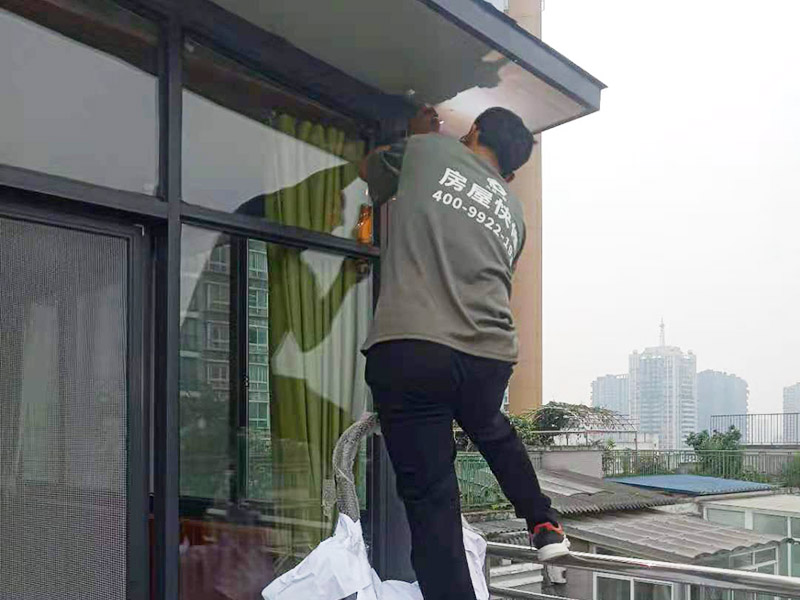 在門楣上定位劃水平線，把塑料支架的固定孔距畫下來(lái)沖擊鉆打孔，要比膨脹螺絲深一些。   最好兩個(gè)人配合安裝，一個(gè)人托舉著，一個(gè)人安放膨脹螺絲，有4個(gè)，扳手?jǐn)Q緊。   接下來(lái)的就比較好安裝了.將組合好的雨棚耐力板插入剛才安裝好的雨棚中【支架的卡槽中】，螺絲固定。   全部安裝到位后，要到遠(yuǎn)處看看，雨棚外沿是不是處在一條直線上，如有高有低，放寬膨脹螺絲，調(diào)整一下支架，如果是墻面不平引起的，可用木片或塑料片墊一下。記得膨脹螺絲還要擰緊，不然雨棚會(huì)飛跑的。