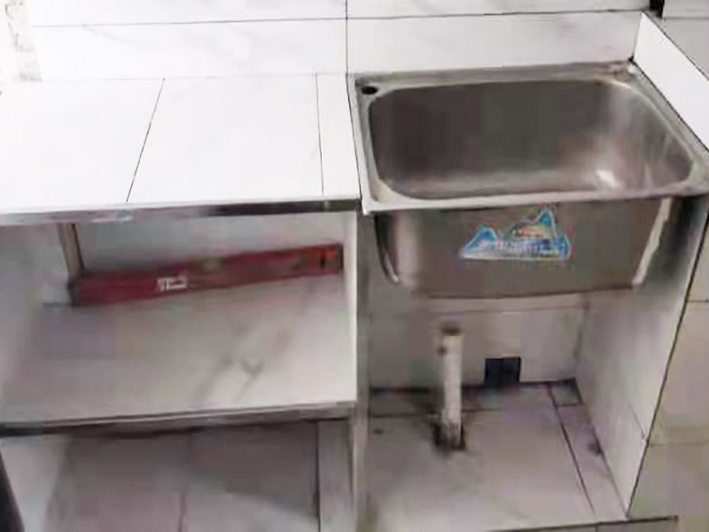 廚房磚砌櫥柜：櫥柜的水電定位時(shí)，先劃分功能區(qū)：洗菜盆區(qū)、灶臺(tái)區(qū)、切菜區(qū)、電器區(qū)，把這些區(qū)域的具體尺寸畫在墻面上，安排好進(jìn)水管、排水管和各種插座的準(zhǔn)確位置。 磚砌櫥柜制作的時(shí)候先做櫥柜的圍角，可以根據(jù)自己的喜好選擇不同顏色的瓷磚來實(shí)現(xiàn)。圍角完成以后的重要工作就是用水泥和砂漿將櫥柜的底部填實(shí)，上面鋪瓷磚。同時(shí)，瓷磚豎隔板的位置按照櫥柜圖紙進(jìn)行預(yù)留。 磚砌櫥柜制作好之后，我們可以根據(jù)自己喜歡的風(fēng)格選擇不同材質(zhì)的石材臺(tái)面和門板，完全不影響美觀，同時(shí)對(duì)于櫥柜內(nèi)部我們均采用不銹鋼條進(jìn)行收邊，既美觀又好打掃衛(wèi)生。