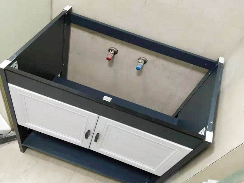 局部改造施工：掛墻式浴室柜主柜安裝方法，但是按柜子掛鐵片的孔位、孔距，量出孔在墻面上的位置。用沖擊鉆在墻面上打孔，再用已有的爆炸螺絲把柜子安裝在墻上。還有用水平尺測量柜子是否安裝水平，再把臺面盆放在柜子上面。浴室柜一般距離地面的高度是80cm-85cm，根據(jù)使用人的身高和習慣可以略做調(diào)節(jié)。 落地式浴室柜安裝方法，還有把金屬腳裝在柜體上，然后把柜子放在預設(shè)位置，調(diào)整金屬腳使柜子平穩(wěn)，再把臺面盆放上柜子上面。