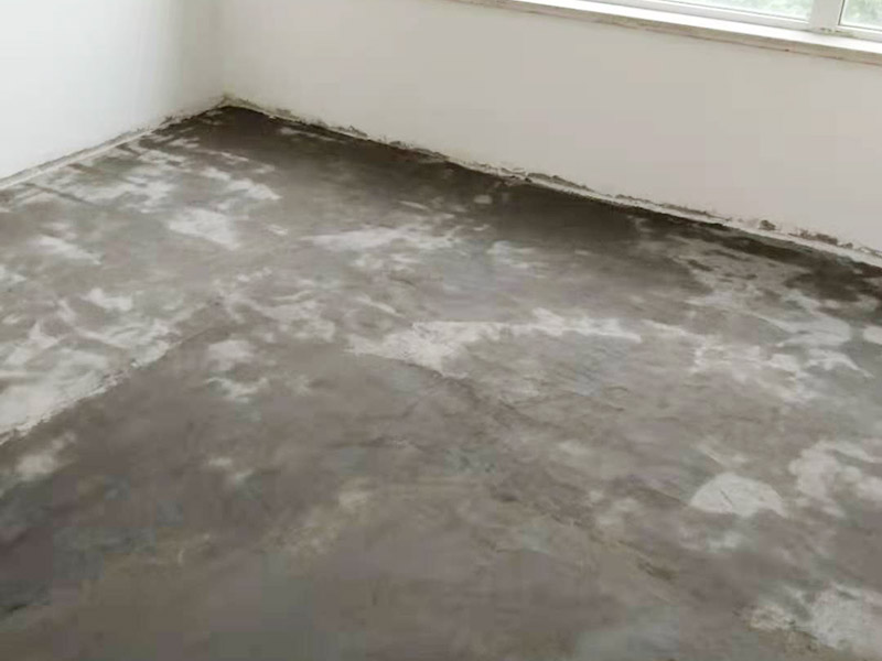 局部改造施工：掛墻式浴室柜主柜安裝方法，但是按柜子掛鐵片的孔位、孔距，量出孔在墻面上的位置。用沖擊鉆在墻面上打孔，再用已有的爆炸螺絲把柜子安裝在墻上。還有用水平尺測量柜子是否安裝水平，再把臺面盆放在柜子上面。浴室柜一般距離地面的高度是80cm-85cm，根據(jù)使用人的身高和習慣可以略做調(diào)節(jié)。 落地式浴室柜安裝方法，還有把金屬腳裝在柜體上，然后把柜子放在預設(shè)位置，調(diào)整金屬腳使柜子平穩(wěn)，再把臺面盆放上柜子上面。