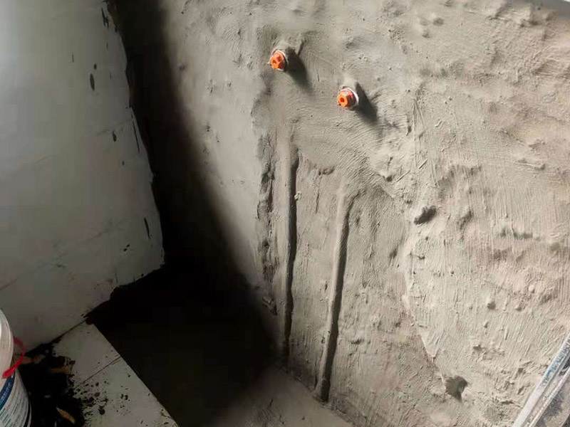 水管漏水維修瓷磚修復(fù)：首先要查清楚漏水點(diǎn)，根據(jù)漏水情況對(duì)癥下藥。 如果是上下水管的問(wèn)題。而且水管是在地下，就需要考慮刨瓷磚，但并非必須重新裝修衛(wèi)生間。比如如果是進(jìn)水管漏水，可改明管，不用漏水的水管。如果是下水管漏水，也是要找到漏水的具體位置，根據(jù)情況來(lái)確定是部分刨磚來(lái)解決，也是沒(méi)有必要全部刨。